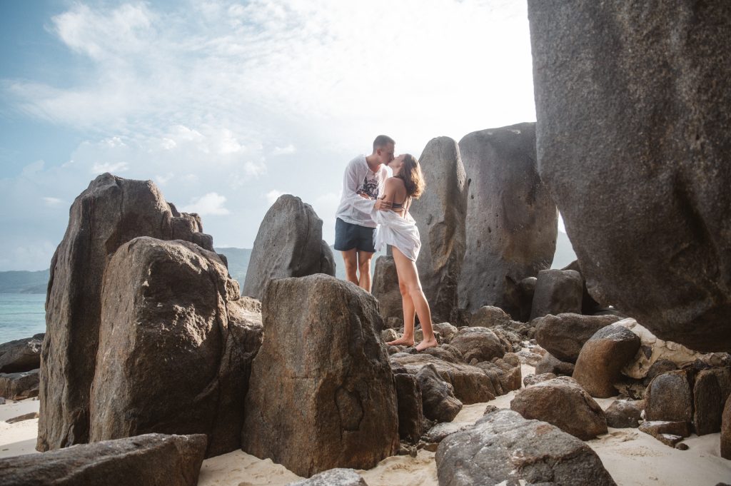 romantic couple photography seychelles