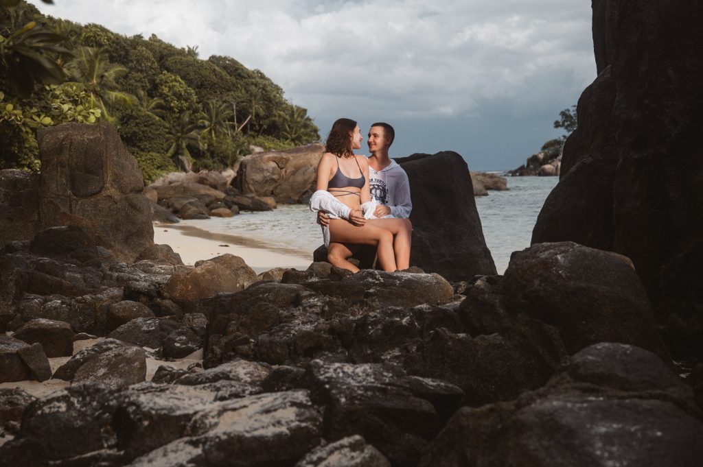 romantic couple photography seychelles