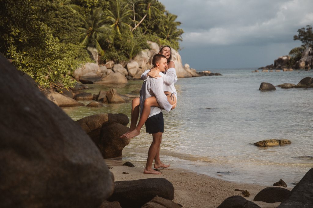 intimate couple photography seychelles island