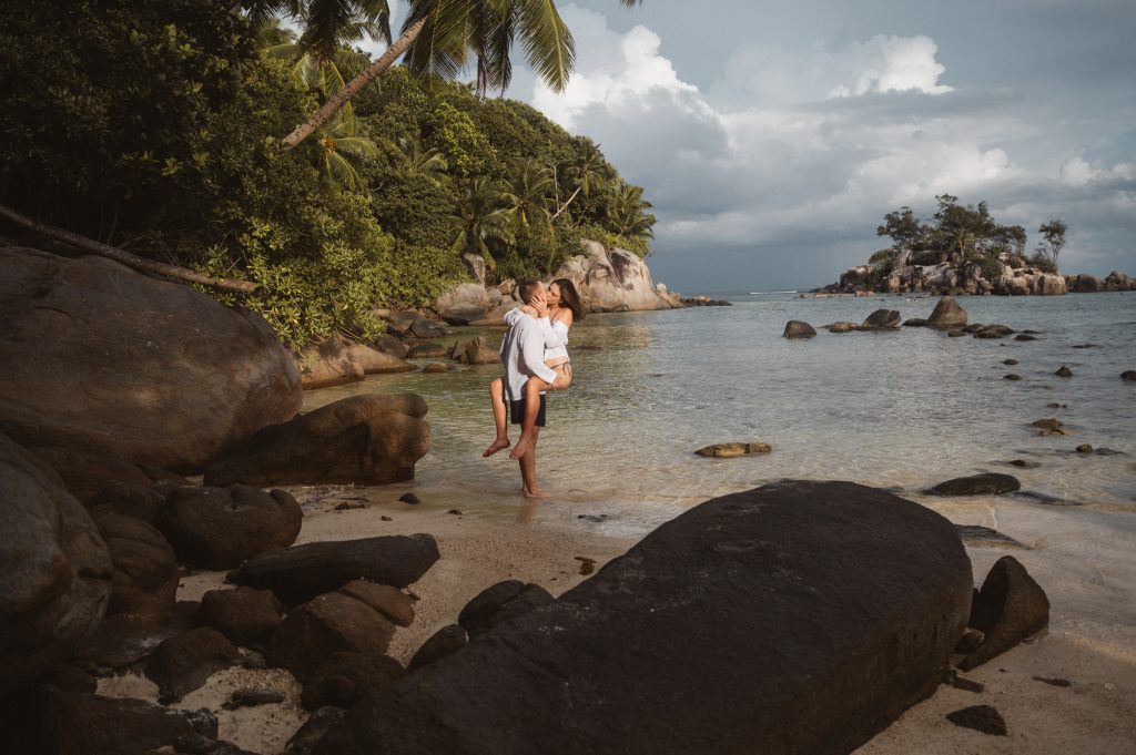 intimate couple photography seychelles island