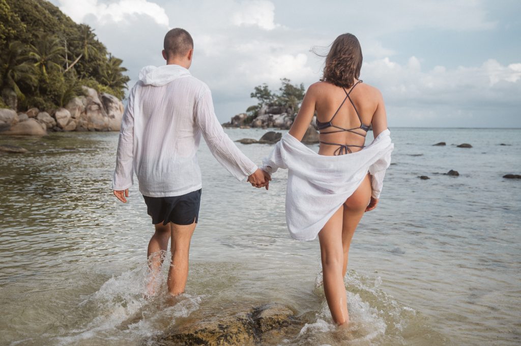 intimate couple photography seychelles island